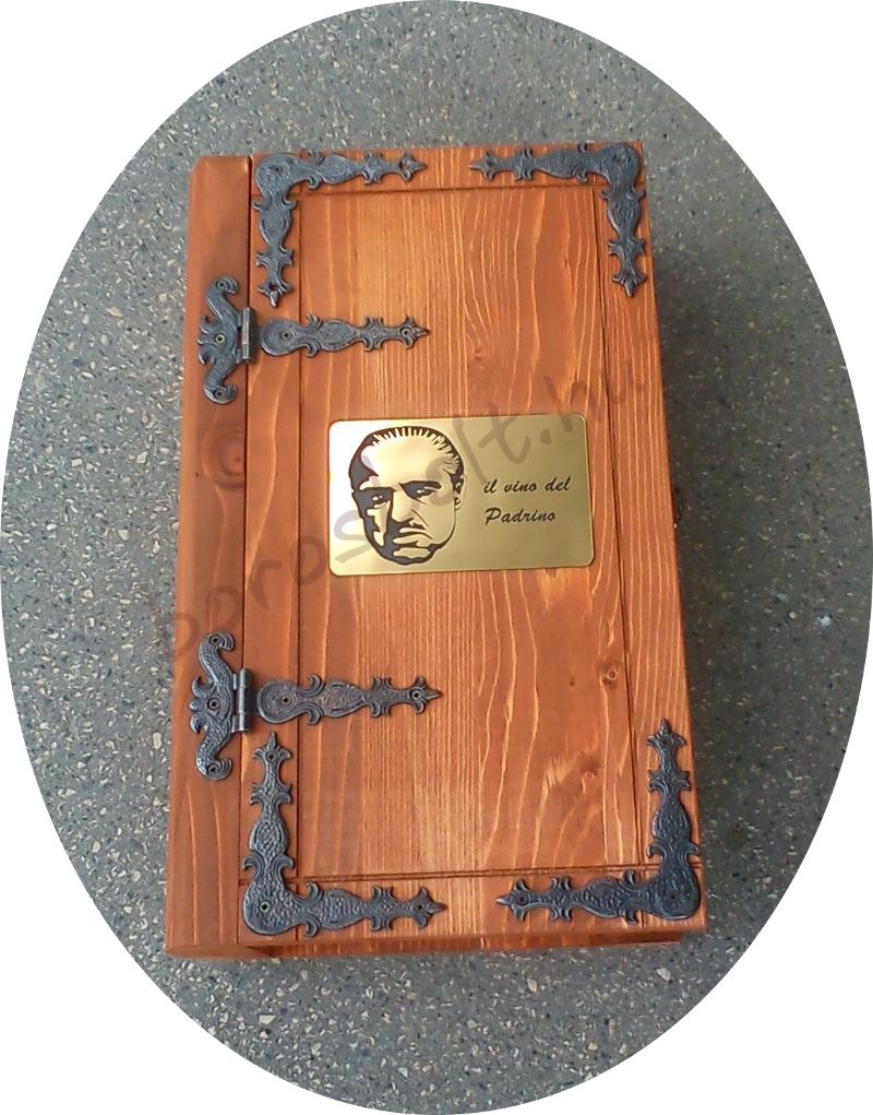 Fadoboz Kódex Formájú,Kovácsoltvas Díszekkel Könyv alakú Boros Fa Doboz 2-es.Díszdoboz Gravírozással is Különleges Ajándék
