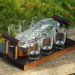 Focicsuka Üvegpalack és 6 db Pálinkáspohár Fa Kínálóval