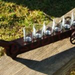 Nyeles Fa Pálinka Kínáló Kerekekkel és 6 pohárral , Gravírozva is