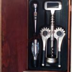 Kétkaros Dugóhúzó Kiöntõvel és Díszdugóval Gravírozható Pácolt Fadobozban