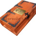 Fadoboz Kódex Formájú,Kovácsoltvas Díszekkel 2 Bornak. Ajándék Gravírozással / Borszellőztetővel