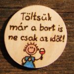 Töltsük már a bort...Boros Fa Hűtőmágnes, Kézműves